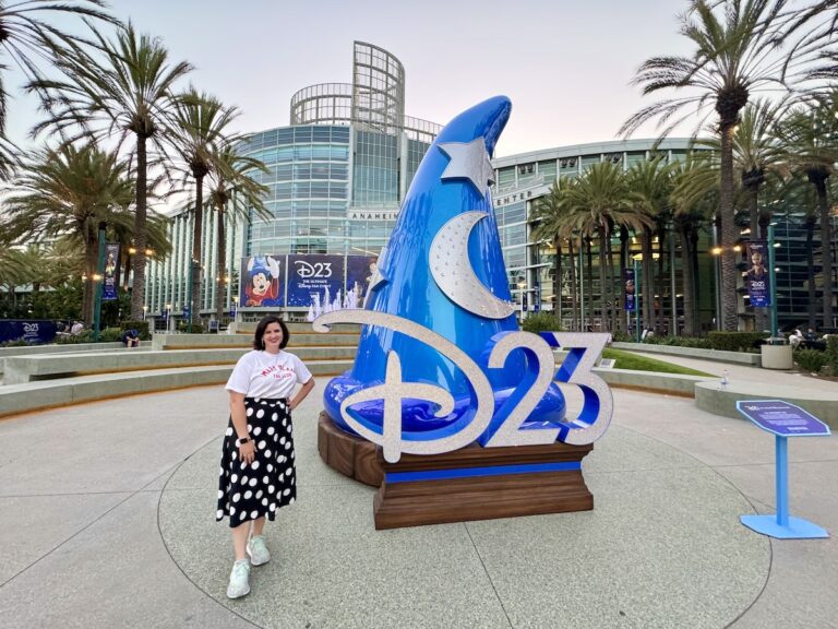 D23 tips and tricks: wait until the day is almost over before getting a photo at popular photo spots.