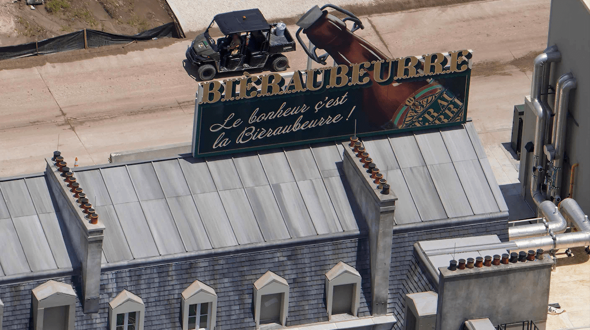 Butterbeer billboard construction, Epic Universe