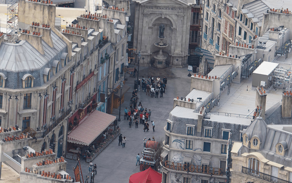 Wizarding Paris street performers 