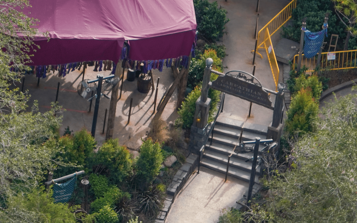 Queue line for curse of the werewolf