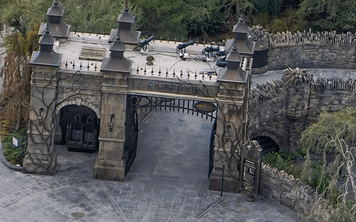 Monsters Uncahined: The Frankenstein Experiment entrance with test seat and wait time sign, Epic Universe