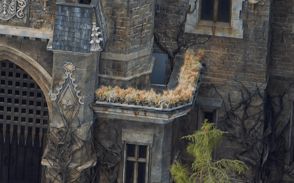 Frankenstein Manor entrance right side, Epic Universe