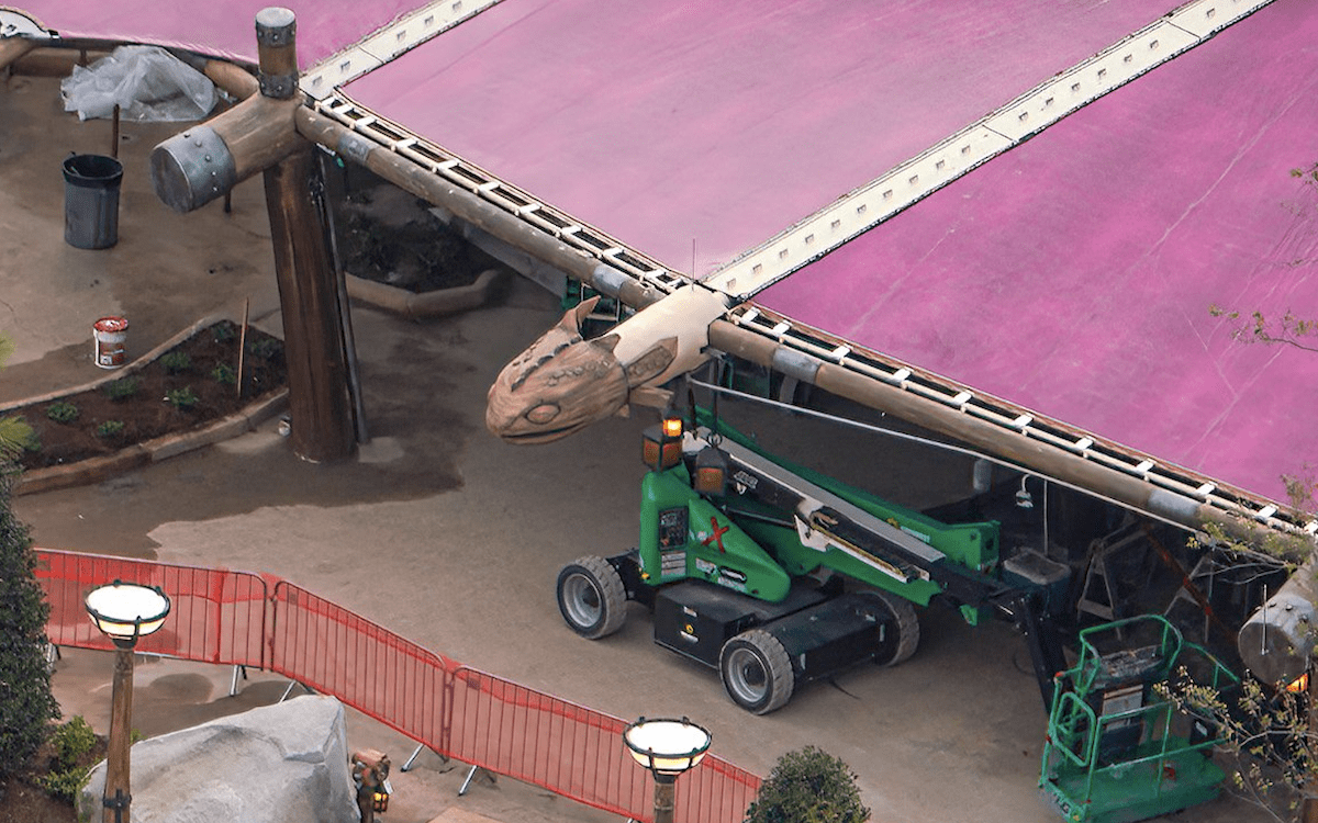 Bust of Toothless hung on Haddokc Paddock overhang