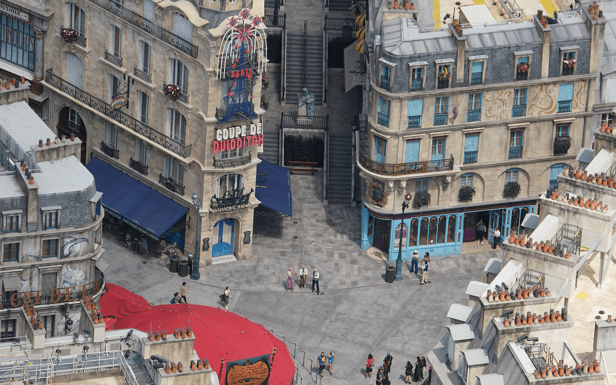 Wizarding Paris street performers 