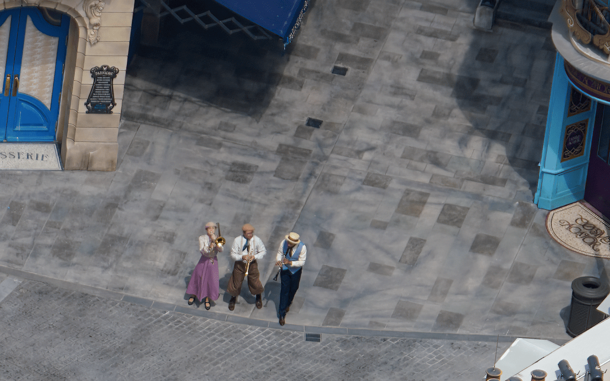 Wizarding Paris street performers 